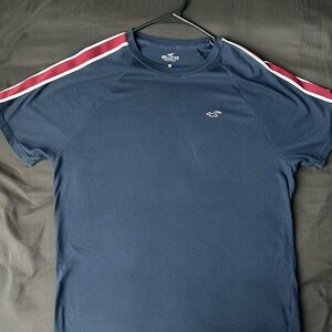 Hollister Men's Navy Blue T-Shirt